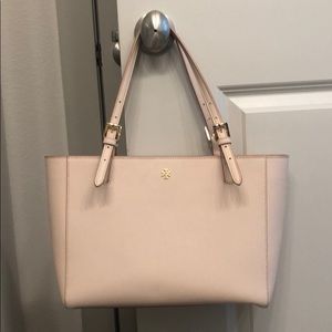 ALMOST PERFECT CONDITION TORY BURCH BAG